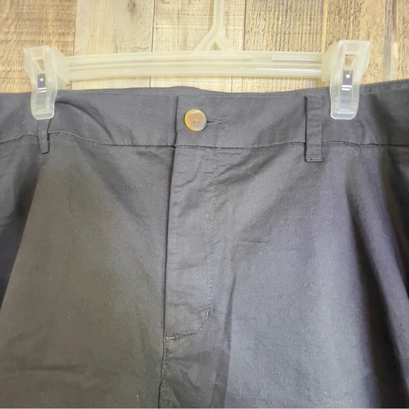 Old Navy Size 22 MidRise Everyday Black Shorts w/Front Pockets & Belt Loops - Picture 4 of 8